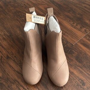 NWT TOMS women’s Size 8.5